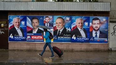 Des affiches électorales pour les élections législatives dans une rue de Varsovie (Pologne) le 9 octobre 2019 [Wojtek RADWANSKI / AFP]