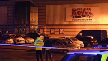 Des policiers établissent un cordon autour d'un bowling où des témoins ont fait état d'une prise d'otages par un homme armé, le 22 octobre 2017 à Nuneaton à l'est de Birmingham [Oli SCARFF / AFP]