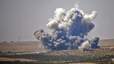 De la fumée s'élève au-dessus des zones contrôlées par les rebelles dans la ville de Deraa, lors de frappes aériennes menées par les forces du régime syrien, le 5 juillet 2018 [Mohamad ABAZEED / AFP]