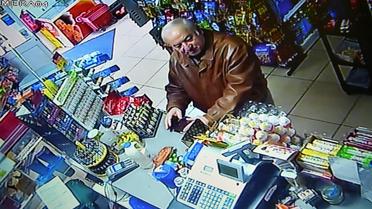 Image du 28 février 2018 d'une caméra de surveillance de l'ex-espion russe Sergueï Skripal dans une épicerie de Salisbury (sud-ouest de l'Angleterre), avant son empoisonnement le 5 mars [- / AFP/Archives]