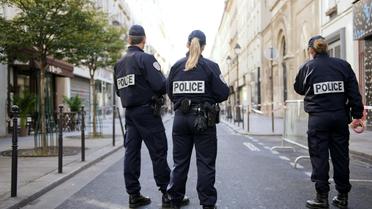 Des policiers français devant la synagogue Nazareth à Paris le 7 octobre 2012 [Lionel Bonaventure / AFP/Archives]