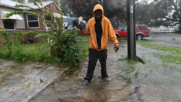 Un habitant de Jacksonville marche dans une rue inondée, après le passage de l'ouragan Matthew, le 7 octobre 2016 en Floride [JEWEL SAMAD / AFP]
