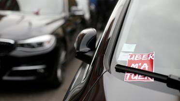 Des chauffeurs de VTC manifestent contre la baisse des prix imposée par Uber, à Paris le 13 octobre 2015 [THOMAS SAMSON / AFP/Archives]