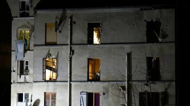 Photo du bâtiment à Saint-Denis, dans la banlieue de Paris où les policiers du Raid et de la BRI ont mené l'assaut le 18 novembre 2015 [ERIC FEFERBERG / AFP]