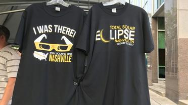 T-shirts en vente pour «Grande éclipse américaine» à Nashville, (Tennessee), le 19 août 2017 [Daniel SLIM / AFP]