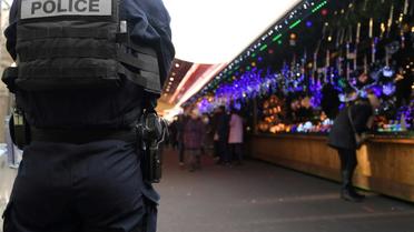 Un policier au marché de Noël de Strasbourg, le 20 décembre 2016 [PATRICK HERTZOG / AFP]