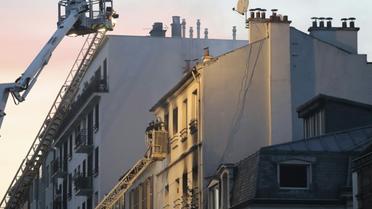 Des pompiers tentent d'éteindre l'incendie meurtrier qui s'est déclaré dans un immeuble de Saint-Denis, le 6 juin 2016 [Jacques DEMARTHON / AFP]