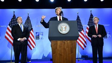 Le président américain Donald Trump entouré de son secrétaire d'Etat Mike Pompeo et de son conseiller à la Sécurité nationale John Bolton, lors de sa conférence de presse à l'issue du sommet de l'Otan à Bruxelles le 12 juillet 2018. [Brendan Smialowski / AFP]