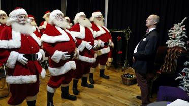 A l'approche des fêtes de fin d'année, dans cette classe d'un genre très spécial à Londres, ce ne sont pas les sciences ou l'histoire qui sont au programme mais l'art et la manière d'incarner le père Noël idéal [Adrian DENNIS / AFP]