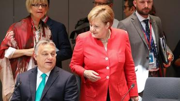 Le Premier ministre hongrois Viktor Orban parle avec la chancelière allemande Angela Merkel au dernier jour du sommet européen à Bruxelles, le 29 juin 2018 [Ludovic MARIN / AFP]