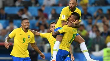 Le Brésilien Paulinho (c) félicité par Neymar, Gabriel Jesus et Philippe Coutinho, après son but contre la Serbie, le 27 juin 2018 à Moscou [Francisco LEONG / AFP]