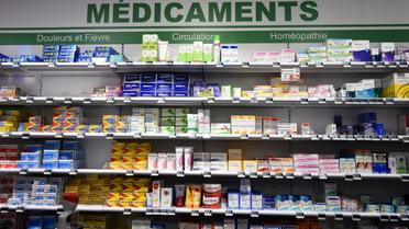 Des médicaments disposés sur une étagère dans une pharmacie d'Orléans, en France, le 11 janvier 2018 [GUILLAUME SOUVANT / AFP]