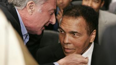 La légende de la boxe Mohamed Ali salué par l'acteur Dustin Hoffman au Madison Square Garden à New York le 10 novembre 2010 [TIMOTHY A. CLARY / AFP/Archives]
