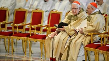 Le cardinal américain Bernard Law (g), le 17 avril 2014 à la Basilique Saint-Pierre de Rome, au Vatican [ANDREAS SOLARO / AFP/Archives]
