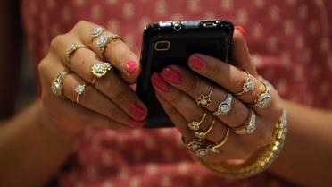 Des mains de femmes couvertes de bijoux [Sam Panthaky / AFP/Archives]
