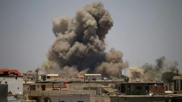 Bombardements aériens de l'armée syrienne visant la localité de Basr al-Harir dans la province méridionale de Deraa le 24 juin 2018 [Mohamad ABAZEED / AFP]