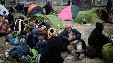 Des réfugiés attendent à la frontière entre la Grèce et la Macédoine à Idomeni, le 28 février 2016 [LOUISA GOULIAMAKI / AFP]