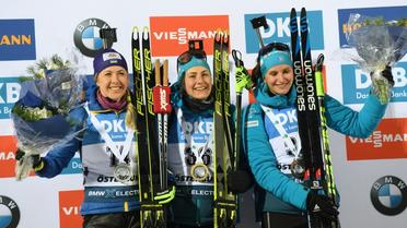 Justine Braisaz, vainqueur de l'individuel d'Ostersund, entourée sur le podium de Yuliia Dzhima, 2e, et de Julia Simon, 3e, le 5 décembre 2019 à Ostersund, en Sudède [Fredrik SANDBERG / TT NEWS AGENCY/AFP]