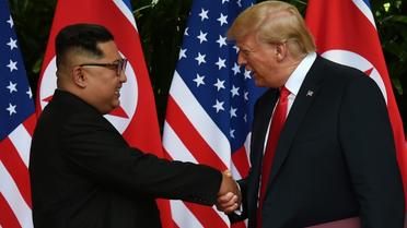 Le leader nord-coréen Kim Jong Un (g) serre la main au président américain Donald Trump (d) avant le début du sommet historique à l'hôtel Capella, le 12 juin 2018 à Singapour [Anthony WALLACE / POOL/AFP]