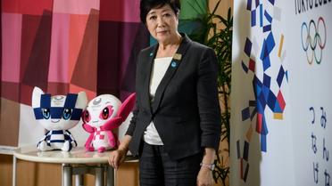 La gouverneure de la capitale japonaise Yuriko Koike pose aux côtés des mascottes des Jeux de Tokyo, Miraitowa (à gauche) et Someity (à droite), avant un entretien avec l'AFP le 12 juin 2020. [Philip FONG / AFP]