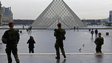 Des militaires de l'opération Sentinelle, le 16 février 2017 à Paris [CHRISTOPHE ARCHAMBAULT / AFP/Archives]