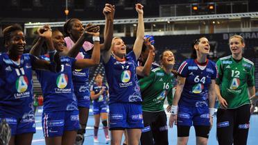 L'équipe de France féminine de handball, après sa victoire contre le Japon le 15 décembre 2013, lors des Championnats du monde en Serbie [Andrej Isakovic / AFP/Archives]