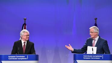 Le ministre britannique chargé du Brexit David Davis et le négociateur en chef de l'UE Michel Barnier à Bruxelles, le 19 mars 2018 [EMMANUEL DUNAND / AFP]