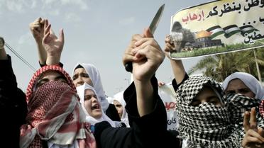 Des étudiants palestiniens brandissent des couteaux lors d'une manifestation le 18 octobre 2015 à Khan Yunis [SAID KHATIB / AFP]