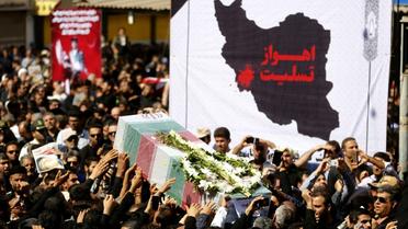 Des habitants de Ahvaz portent le cercueil d'une des victimes de l'attentat commis dans cette ville du sud-ouest de l'Iran, le 24 septembre 2018 [ATTA KENARE / AFP]