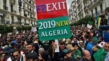 Des Algériens manifestent en masse le 22 mars 2019 dans la capitale Alger pour réclamer le départ du président Abdelaziz Bouteflika [RYAD KRAMDI                         / AFP]