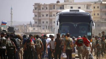 Des rebelles syriens et leurs familles commencent à quitter Deraa, ex-bastion de la révolte anti-Assad le 15 juillet 2018 [Mohamad ABAZEED / AFP]