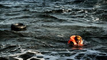 Un homme nage depuis la Turquie pour rejoindre l'île grecque de Lesbos, le 8 novembre 2015  [ARIS MESSINIS / AFP/Archives]