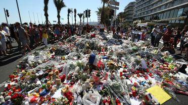 Des fleurs le 17 juillet 2016 sur la Promenade des Anglais à Nice en hommage aux victimes de l'attaque terroriste [Valery HACHE / AFP]