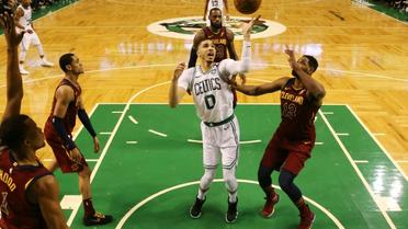 Jayson Tatum tente un panier contre les Cleveland Cavaliers dans un match dominé par les Celtics à Boston, le 13 mai 2018  [Maddie Meyer / Getty/AFP]