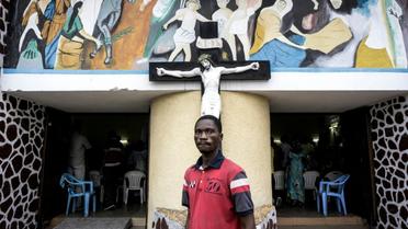 Un Congolais devant une église où se tient une messe avant une manifestation contre le maintien au pouvoir du président Joseph Kibila, le 21 janvier 2018 à Kinshasa [JOHN WESSELS / AFP/Archives]