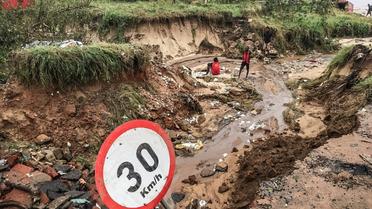 Une route partiellement détruite par les fortes précipitations liées au passage du cylone Kenneth, le 28 avril 2019 à Pemba, dans le nord du Mozambique [STRINGER / AFP]