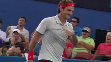 Roger Federer souriant après un coup extraordinaire.