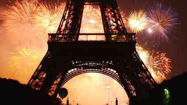 La Tour Eiffel, lors d'un feu d'artifice tiré depuis le Trocadéro.