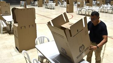 Mise en place d'un bureau de vote à Cali, le 26 octobre 2019, pour les élections locales le lendemain en Colombie. [Luis ROBAYO / AFP]