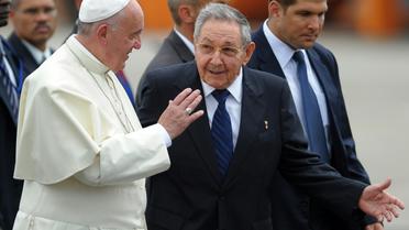 Le pape François est accueilli par le président Raul Castro à l'aéroport de La Havane, le 19 septembre 2015 [YAMIL LAGE / AFP]