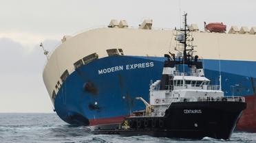Photo publiée le 1er février 2016 par la Marine nationale du cargo Modern Express qui dérive au large du littoral français [Loïc Bernardin / AFP]