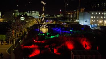 Au loin, "Diver" ("Le plongeur") par l'artiste britannique Ron Haselden, une des 30 installations artistiques lumineuses qui célèbrent Londres "by night", pour sa première fête des Lumières, le 14 janvier 2016. [JUSTIN TALLIS / AFP]