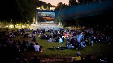 L'écran de cinéma installé sur les pelouses du Domaine national de Saint-Cloud pour le festival "Films sous les étoiles"