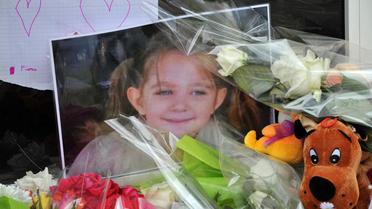 Une photo de la petite Fiona est posée avec des messages et des fleurs devant l'appartement où elle vivait à Clermont-Ferrand, le 29 septembre 2013