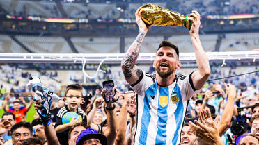 La réplique brandie par Lionel Messi appartenait à un couple de supporters argentins.