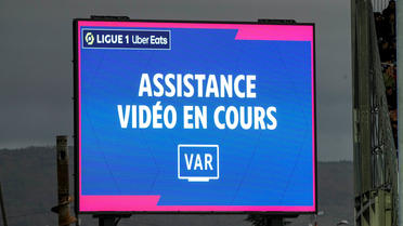 La VAR a été instaurée en Ligue 1 lors de la saison 2018-2019.