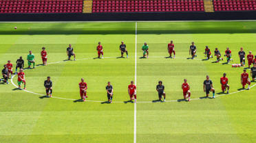 Les joueurs de Liverpool se sont réunis dans le rond central d'Anfield Road en posant un genou à terre.
