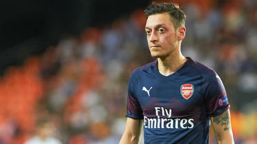 Mesut Özil a cédé à la mode des cheveux peroxydés pendant ses vacances.