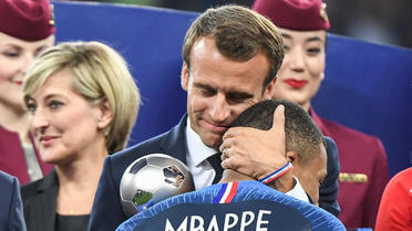 Emmanuel Macron a salué Kylian Mbappé pour son engagement en dehors des terrains.