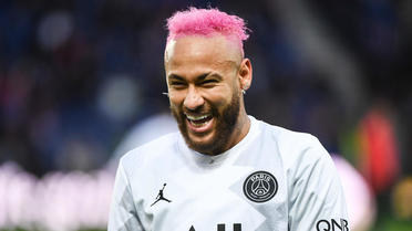 Après s’être teint les cheveux en rose, Neymar s’est rasé la tête.